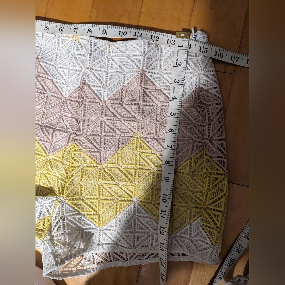 Simons Chevron crochet style lace shorts neutral tones cream yellow medium - Picture 2 of 8